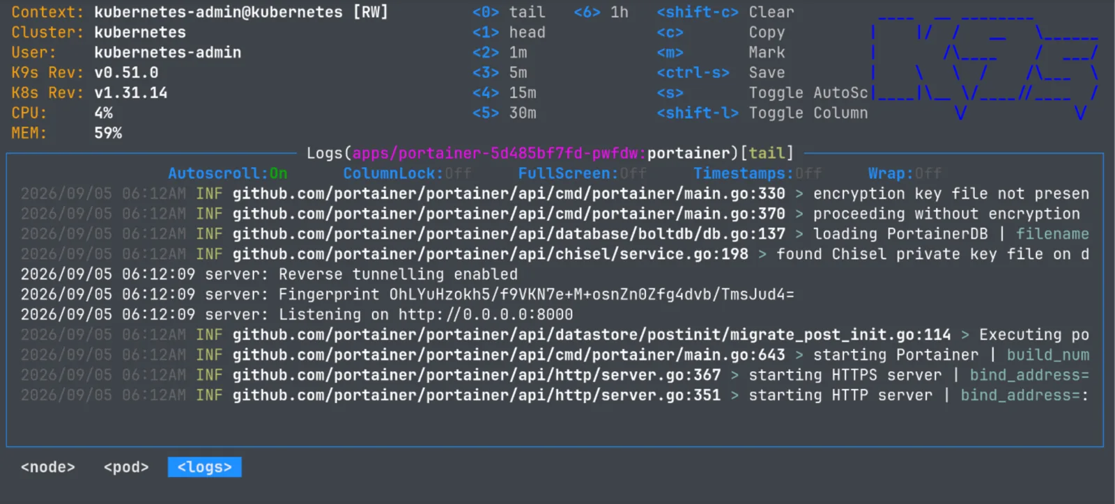 Vue logs de k9s sur le conteneur portainer du namespace apps : barre d'état affichant Autoscroll On, ColumnLock Off, FullScreen Off, Timestamps Off et Wrap Off, puis les lignes de log colorisées par niveau