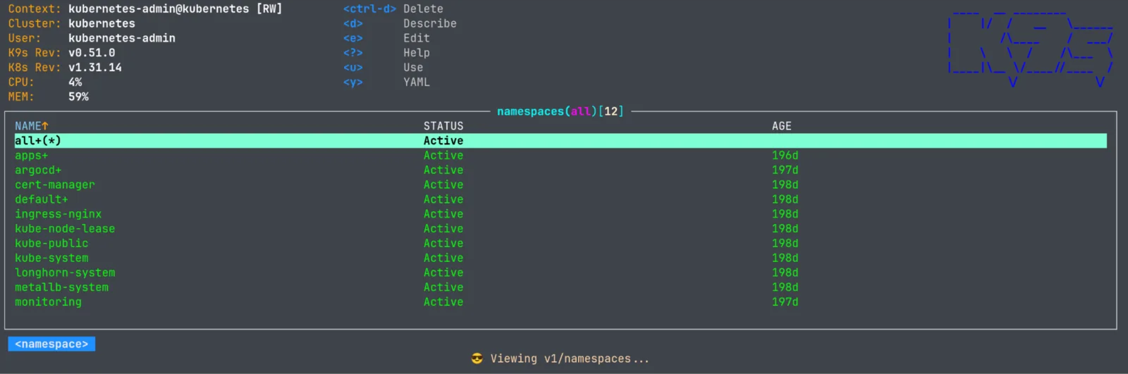 Vue namespaces de k9s : les douze namespaces du cluster avec leur statut et leur age, un signe plus marquant ceux enregistres en favoris, et le raccourci u Use dans le bandeau superieur